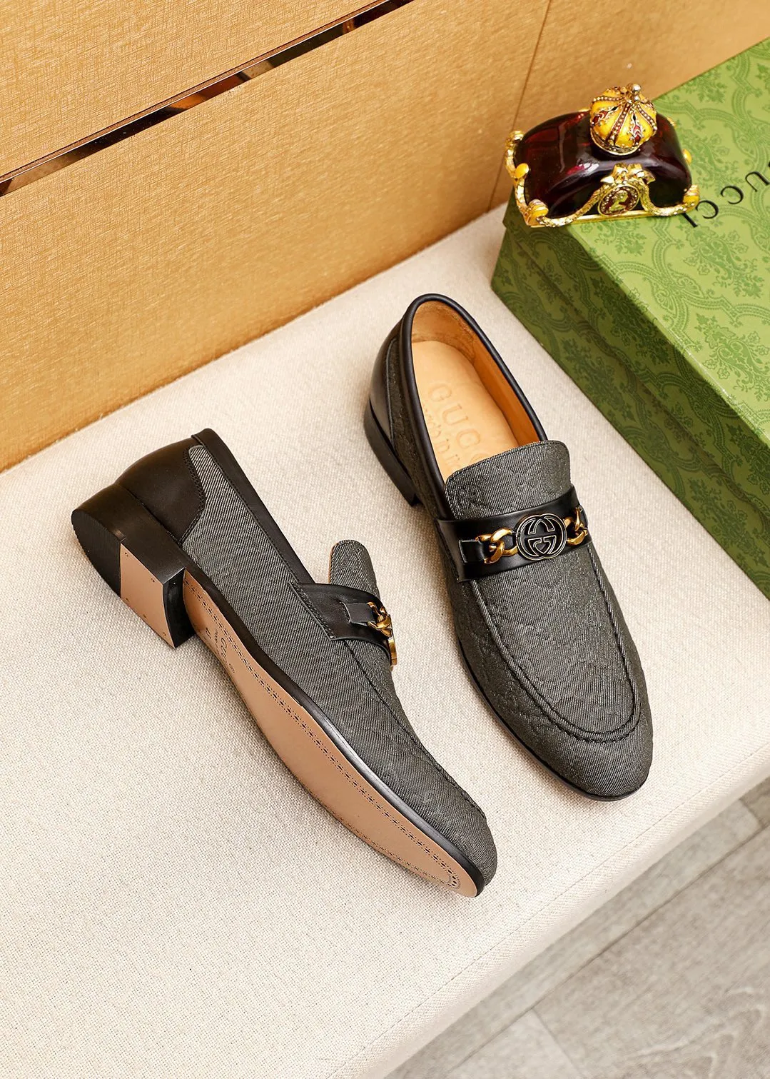 Men's shoes 💰462 💐 Product trademark: GUCCI "Gucci" casual leather shoes Regular size: 38-44 (45.46.47🉑️Customized) Product materials: Selected imported first-layer fabric upper + luxury hardware buckle, imported cowhide leather lining. Strong three-dimensional visual effect, original outsole Color: 3⃣️colors available